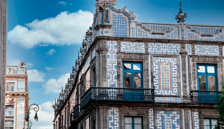 Vista de una esquina de la Casa de los Azulejos CDMX