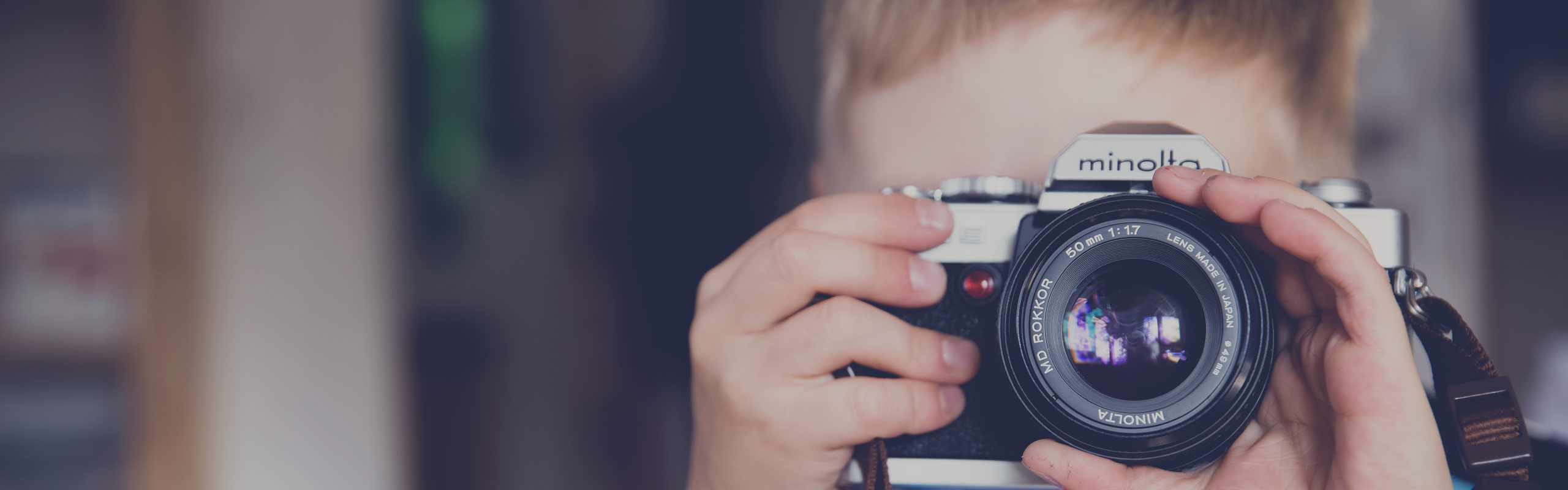 Niño con cámara fotográfica