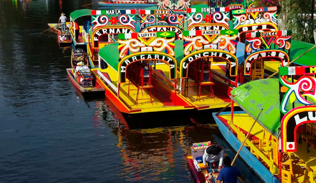 Trajineras de Xochimilco estacionadas en rio