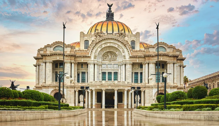 Vista frontal del exterior del Palacio de Bellas artes CDMX